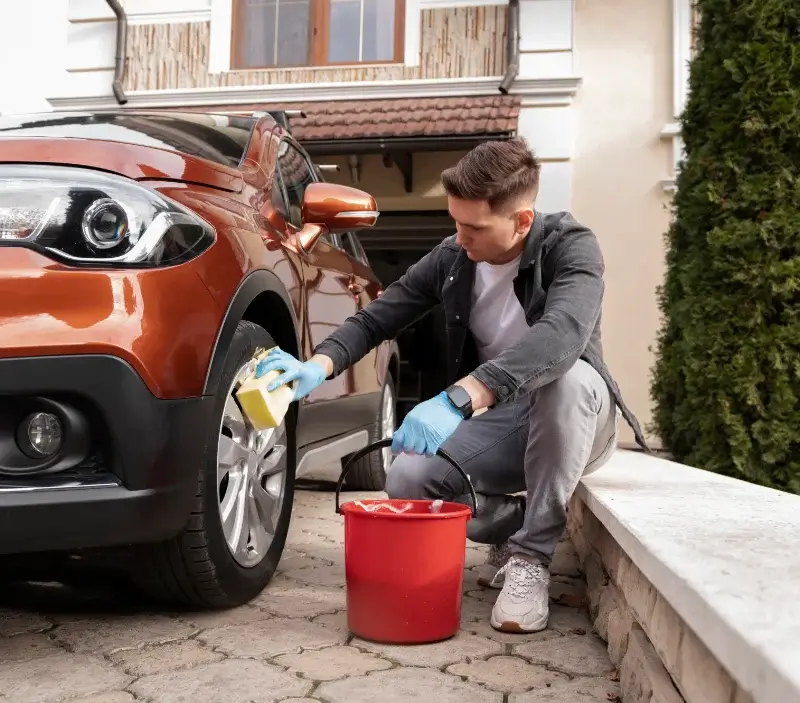 Lavage auto à domicile Rauville-la-Bigot : professionnel intervenant sur un véhicule